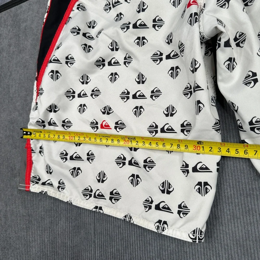 VTG Quiksilver Mens Board Shorts White Black Red Logo Print Size 36 Cargo Pocket